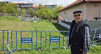 Evlerin arasında oluşan obruk mahalleyi tedirgin etti
