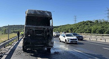 Eyüpsultan'da seyir halindeki tır alev alev yandı