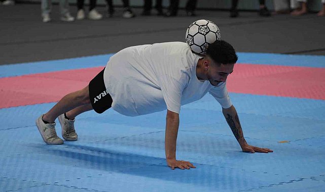 Fabrika işçisinin futbol yeteneği: Dakikalarca topu yere düşürmeden şov yaptı