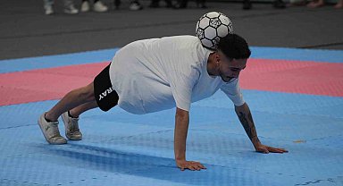 Fabrika işçisinin futbol yeteneği: Dakikalarca topu yere düşürmeden şov yaptı