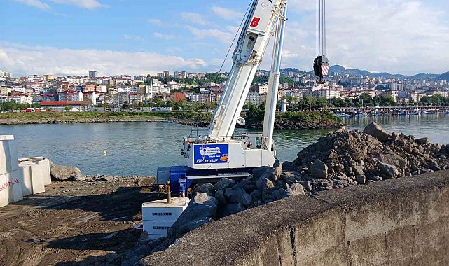Faroz Limanı'nı dev dalgalardan korumak için 21 tonluk beton blokların dizilmesine başlandı