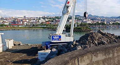 Faroz Limanı'nı dev dalgalardan korumak için 21 tonluk beton blokların dizilmesine başlandı
