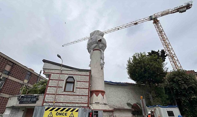 Fatih'te 400 yıllık cami minaresinin kubbesi vinç çarpmasıyla yıkıldı