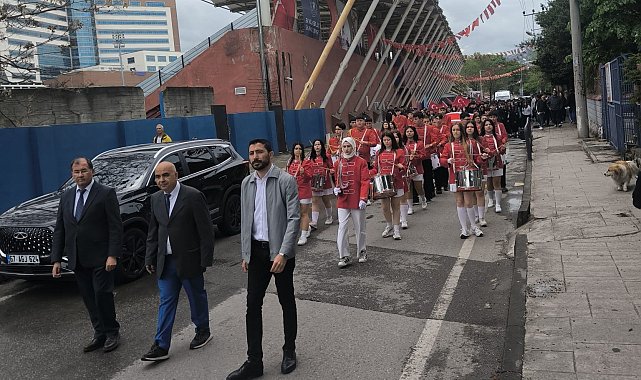 Fener Anadolu Lisesi'nden 19 Mayıs yürüyüşü