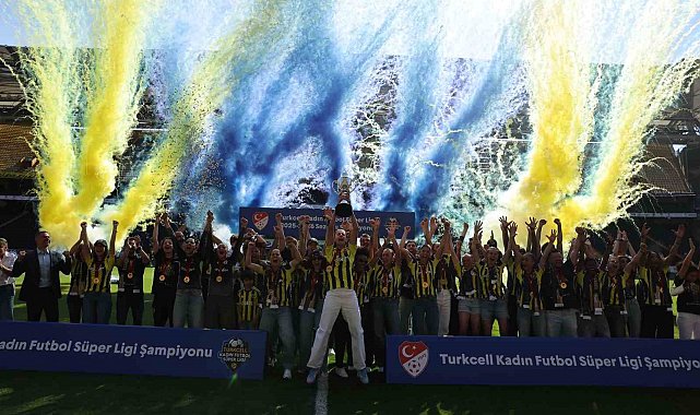 Fenerbahçe Kadın Futbol Takımı, şampiyonluk kupasını kaldırdı