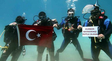 Fethiye'de dalgıçlardan 'ıslak' bayram kutlaması