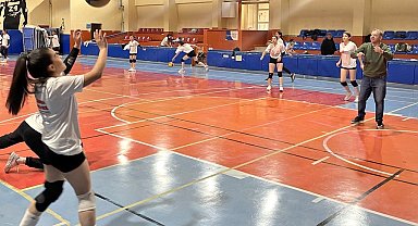 Filede vali sürprizi; Ziya Polat genç sporcularla voleybol oynadı