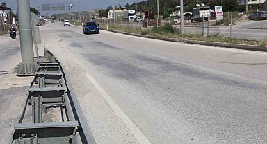 Firari koyun sürüsü kara yoluna çıkıp, üst geçidi kullandı