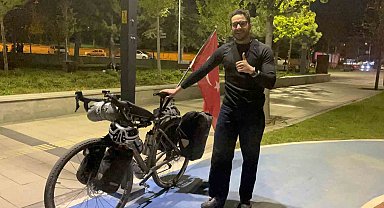Fransız turist, Türk bayrağı takılı bisikletiyle Türkiye'yi geziyor