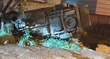 Freni boşalan araç apartman boşluğuna düştü