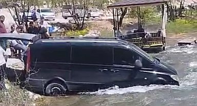 Freni boşalınca çaya giren minibüs traktör yardımıyla kurtarıldı