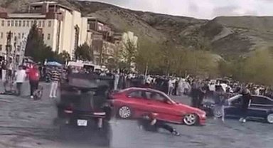 Fuarda otomobil ile drift atan sürücü görevliye çarptı: O anlar kamerada