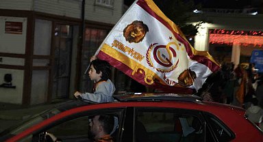 Galatasaray taraftarı şampiyonluğu sokaklarda kutladı