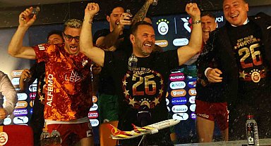 Galatasaraylı futbolculardan, basın toplantısında sulu kutlama