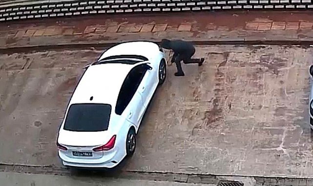 Gaziantep'te gündüz vakti park halindeki 2 aracın lastiği kesici aletle patlatıldı
