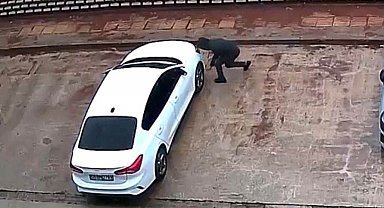 Gaziantep'te gündüz vakti park halindeki 2 aracın lastiği kesici aletle patlatıldı