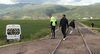 Gaziantep'te öğrenci servisine tren çarptı: 13 öğrenci hafif yaralandı