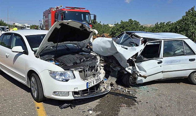 Gaziantep'te otomobiller kafa kafaya çarpıştı: Sürücüler yaralandı
