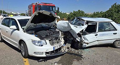 Gaziantep'te otomobiller kafa kafaya çarpıştı: Sürücüler yaralandı