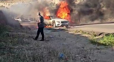 Gaziantep'te seyir halindeki lüks otomobil alev alev yandı