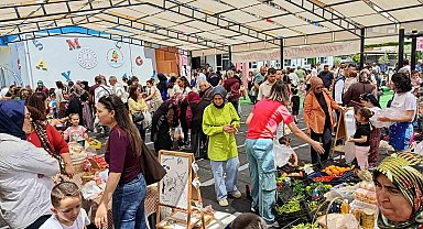 Gazzeli çocuklar için okul bahçesini semt pazarına dönüştürdüler