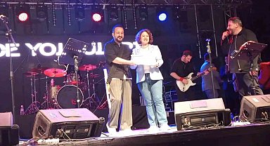 Gece Yolcuları'na sahnede sürpriz: Diplomalarını yıllar sonra aldılar