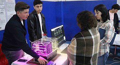 Geleceğin bilim insanları projelerini kendi okulunda sergiledi