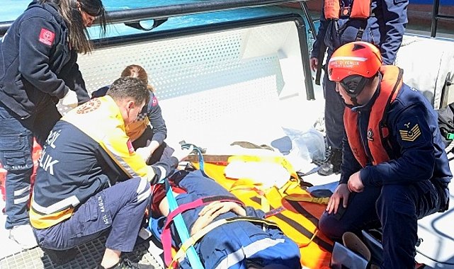 Gemide yaralanan personelin yardımına sahil güvenlik yetişti