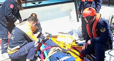Gemide yaralanan personelin yardımına sahil güvenlik yetişti
