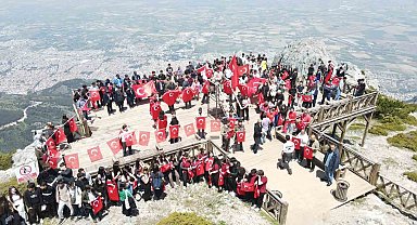 Gençler Spil'in zirvesinde ay yıldızlı bayrakla buluştu