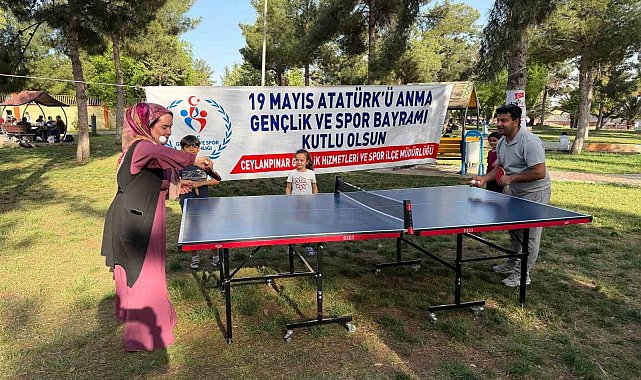 Gençler, vatandaşlarla tenis oynadı