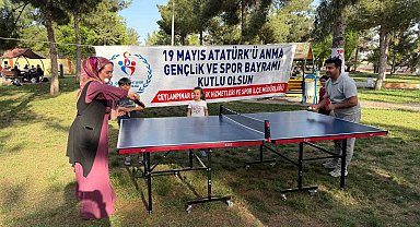 Gençler, vatandaşlarla tenis oynadı