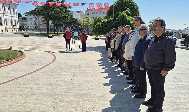 Gençlik Haftası etkinliklerinde caddeden geçen herkes İstiklal Marşı'na eşlik etti
