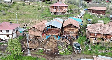 Göçen ahırın altında kalan kadın hayatını kaybetti, çok sayıda hayvan telef oldu