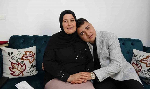 Görme engelli oğlunun eğitimi için Braille alfabesini öğrendi