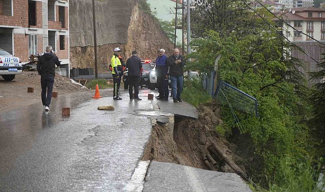 Gümüşhane'de aşırı yağış sonrası yol çöktü