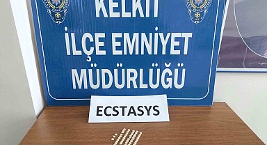 Gümüşhane'de şase numarası değiştirilmiş araç ve binlerce kaçak malzeme ele geçirildi