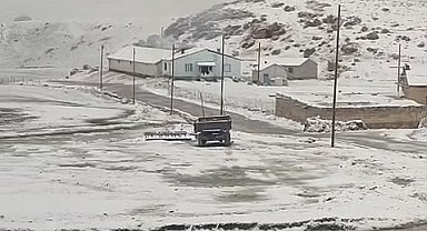 Gürpınar'da mayıs ayında kar sürprizi