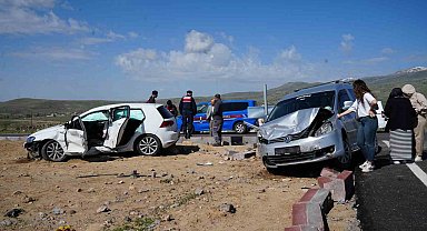 Hafif ticari araç ile otomobil çarpıştı: 7 yaralı