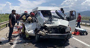 Hafif ticari araç traktöre çarptı: 1 ölü, 3 yaralı