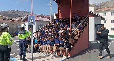 Hakkari polisinden çocuklara trafik eğitimi