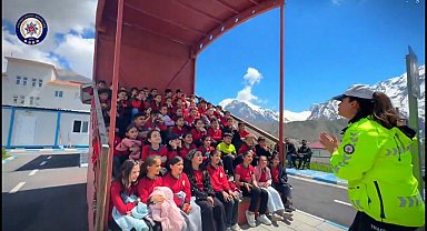 Hakkari polisinden öğrencilere uygulamalı trafik eğitimi