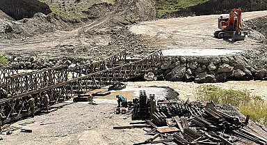 Hakkari-Van yolunda panel köprü çalışması sürüyor