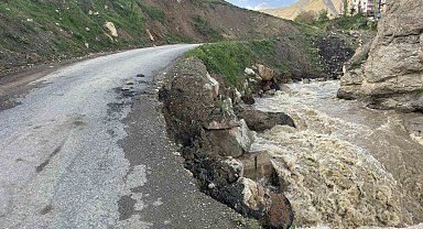 Hakkari'de iki mahalleyi bağlayan yol çöktü