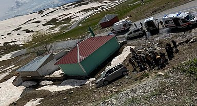 Hakkari'de şarampole yuvarlanan araçta 4 kişi yaralandı