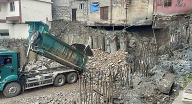 Hakkari'de TSM binasının fore kazıkları devrildi, iki bina askıda kaldı