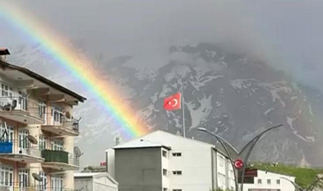 Hakkari'de yağış sonrası gökkuşağı güzelliği