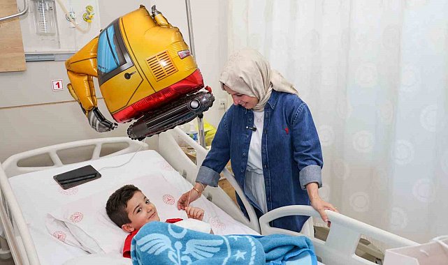 Hastanede tedavi gören çocuklarla sevindiren hediyeler