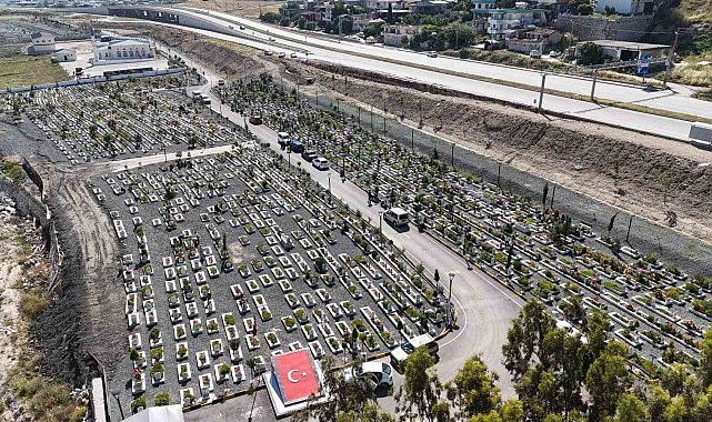 Hatay'da deprem şehitliğinde buruk Kurban Bayramı