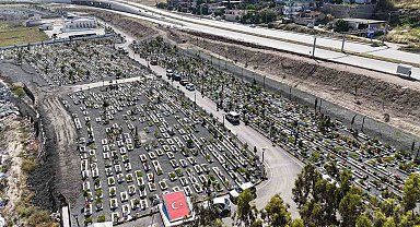 Hatay'da deprem şehitliğinde buruk Kurban Bayramı